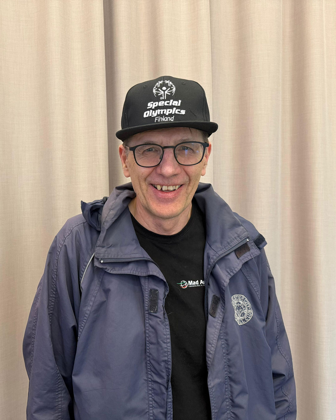 Jouni Koskinen hymyilemässä kameralle kisavarustuksessa.